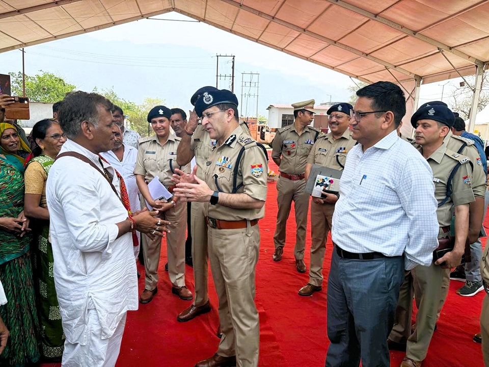 श्रद्धालुओं की सुविधा सर्वोपरि: पुलिस महानिदेशक ने चारधाम यात्रा व्यवस्था का किया स्थलीय निरीक्षण